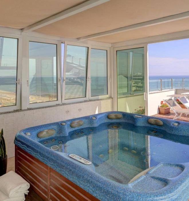 Terrazza con jacuzzi e vista mare panoramica.