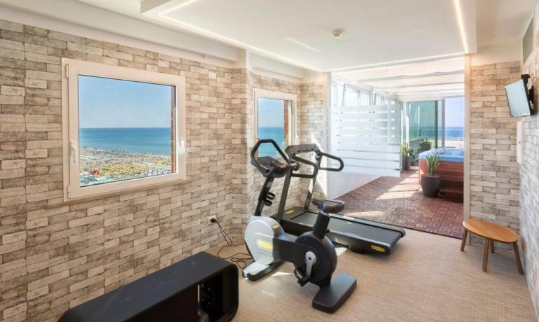 Palestra con vista mare, attrezzi moderni e jacuzzi.