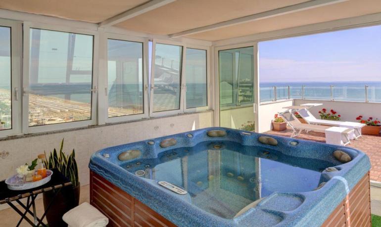 Terrazza con jacuzzi e vista mare panoramica.