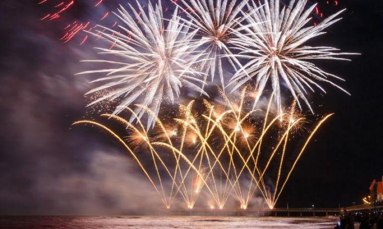 Spettacolo di fuochi d'artificio sul mare di notte.